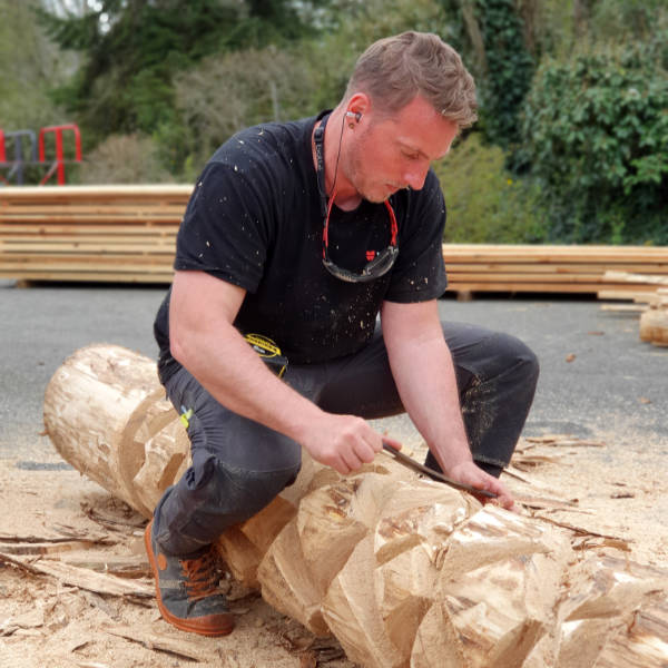 alexandre story bois travaillant un rondin de bois